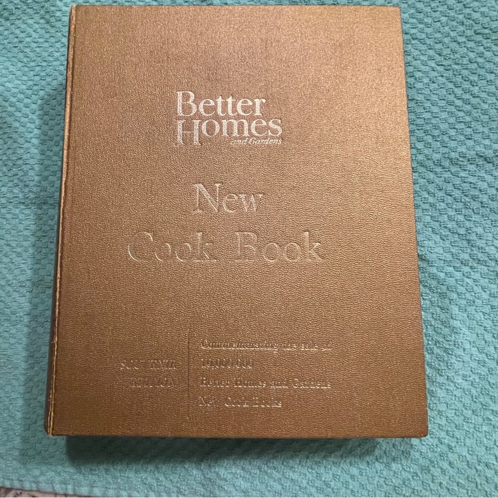 VINTAGE 1965 BETTER HOMES AND GARDEN NEW COOK BOOK SOUVENIR EDITION Gold Cover